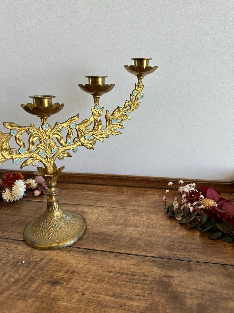 Chandelier d'autel en laiton doré orné de petite fleurs émaillées