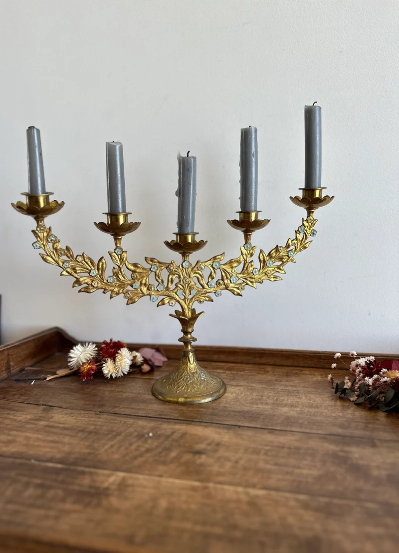 Chandelier d'autel en laiton doré orné de petite fleurs émaillées