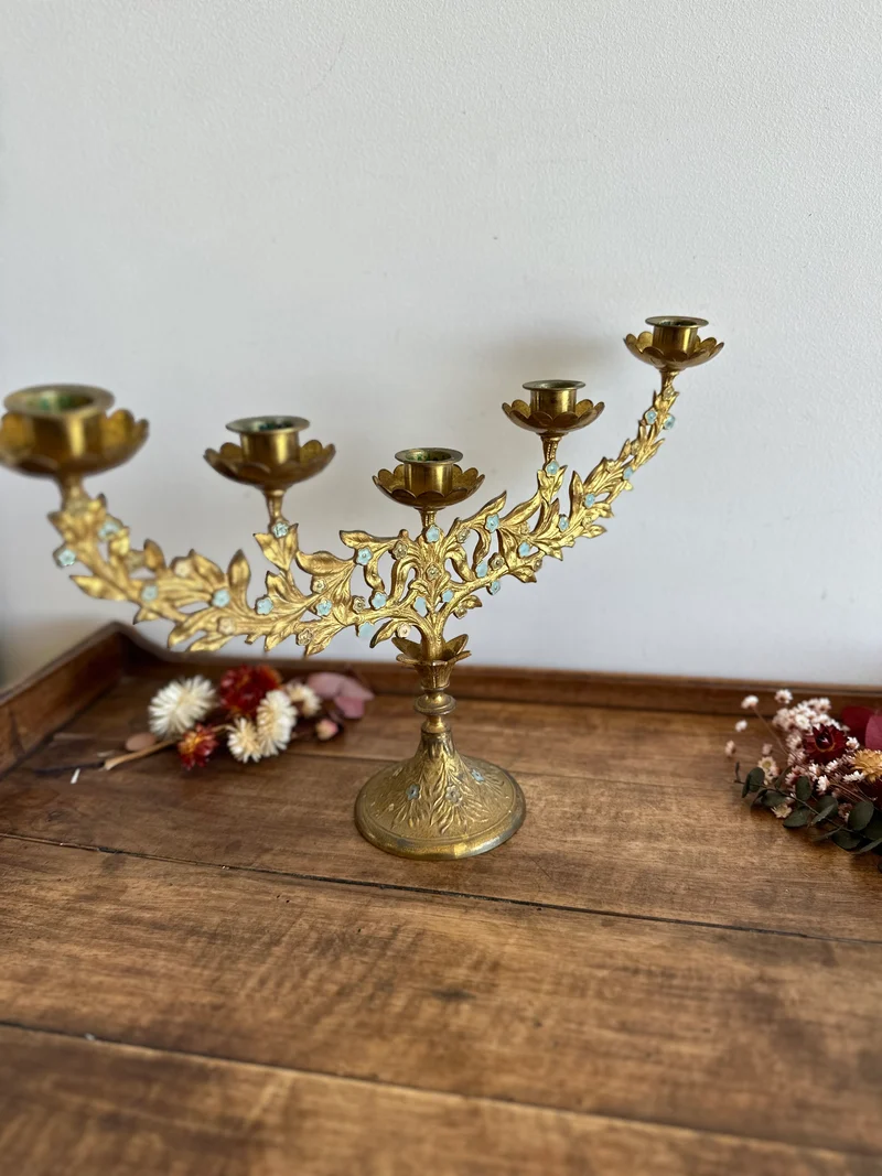 Chandelier d'autel en laiton doré orné de petite fleurs émaillées