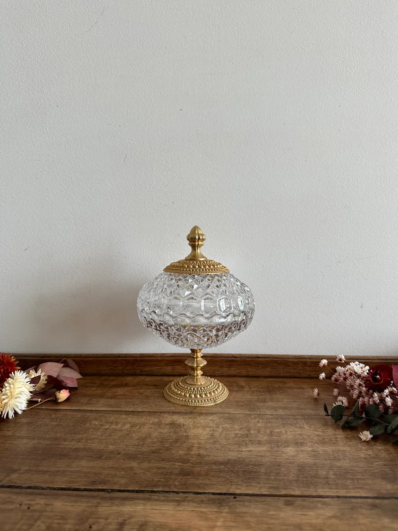 Bonbonnière en verre taillé sur pied cerclée de métal perlé doré