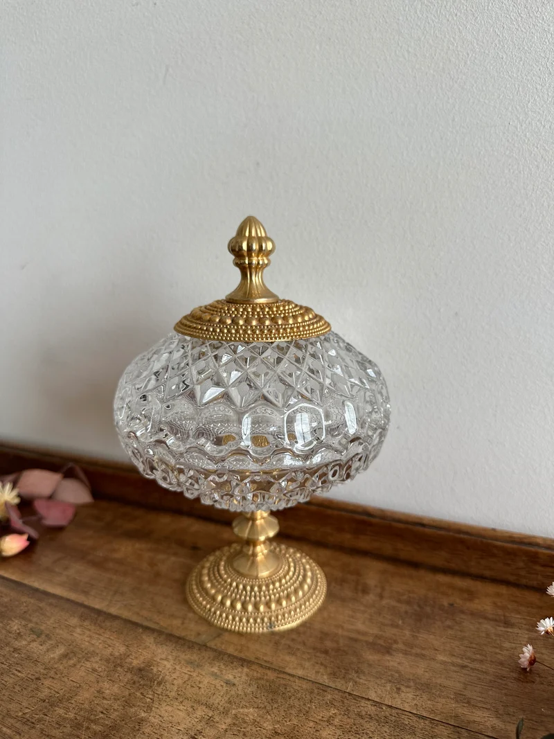 Bonbonnière en verre taillé sur pied cerclée de métal perlé doré