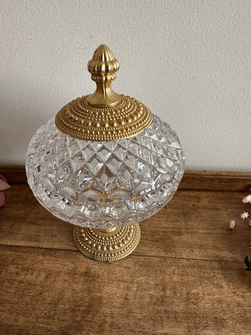 Bonbonnière en verre taillé sur pied cerclée de métal perlé doré