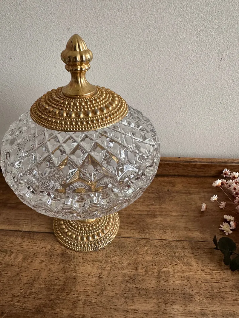 Bonbonnière en verre taillé sur pied cerclée de métal perlé doré