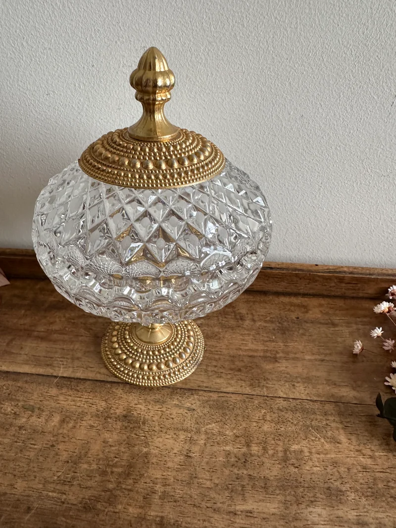Bonbonnière en verre taillé sur pied cerclée de métal perlé doré