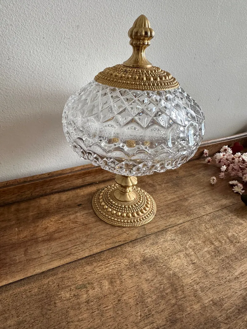 Bonbonnière en verre taillé sur pied cerclée de métal perlé doré