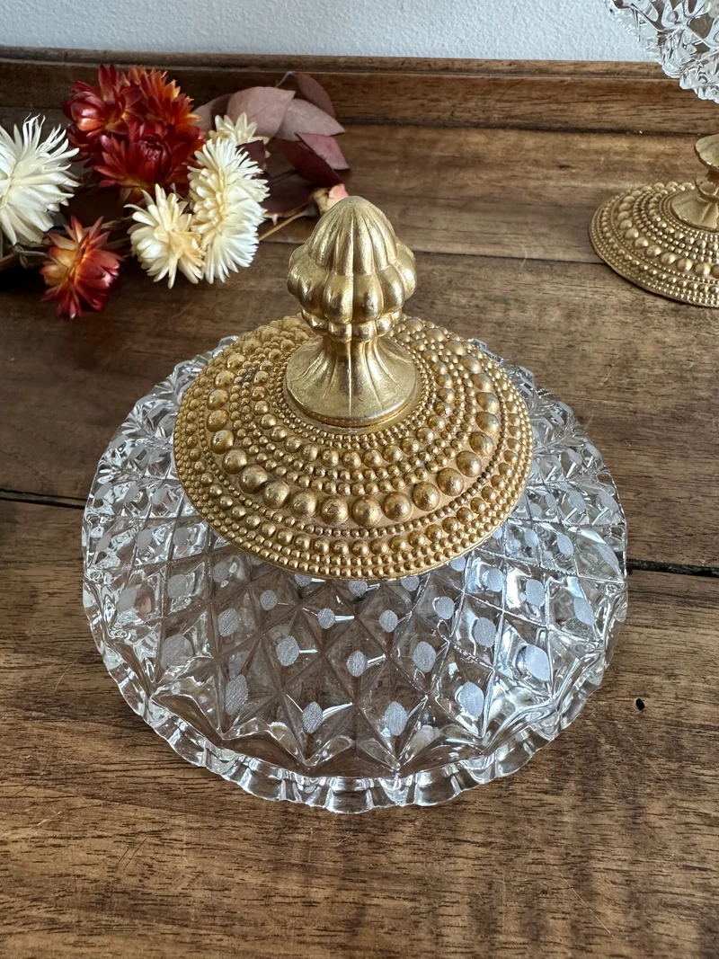 Bonbonnière en verre taillé sur pied cerclée de métal perlé doré