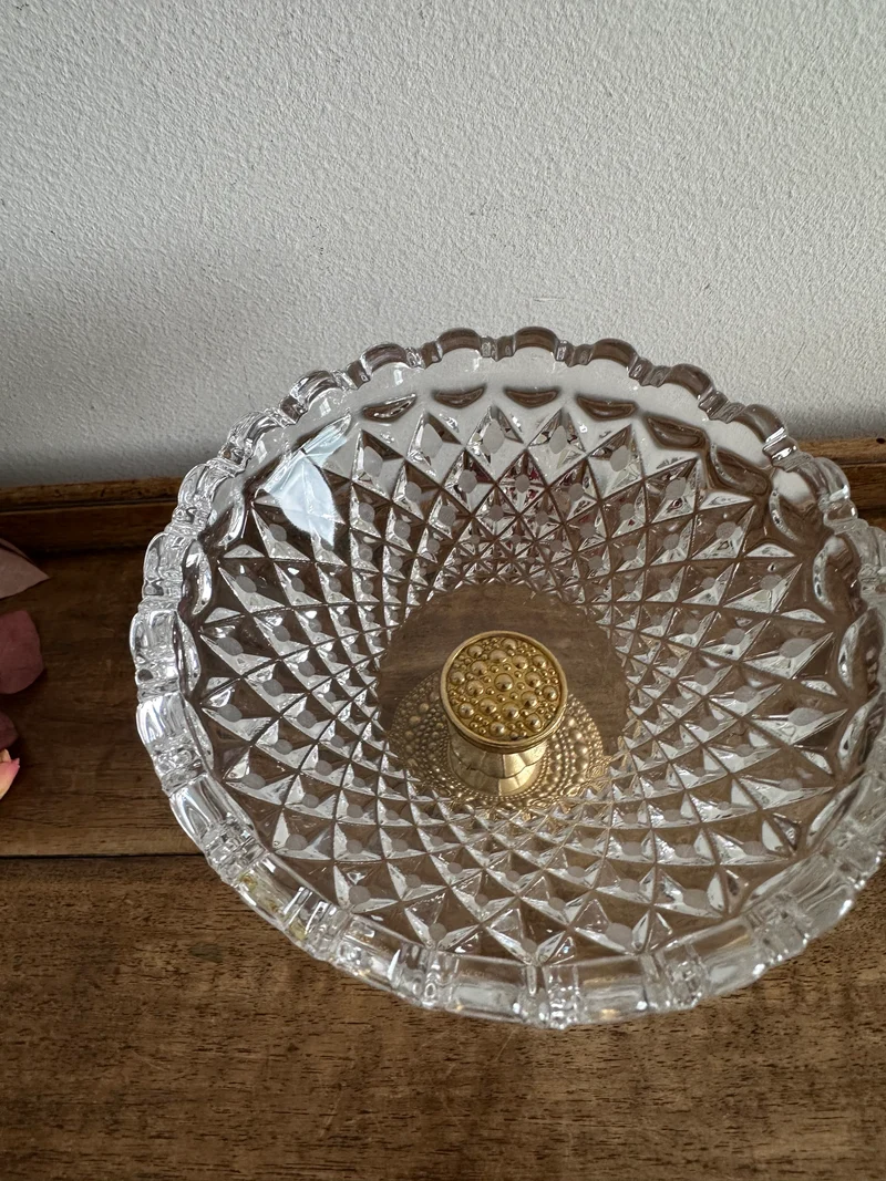 Bonbonnière en verre taillé sur pied cerclée de métal perlé doré