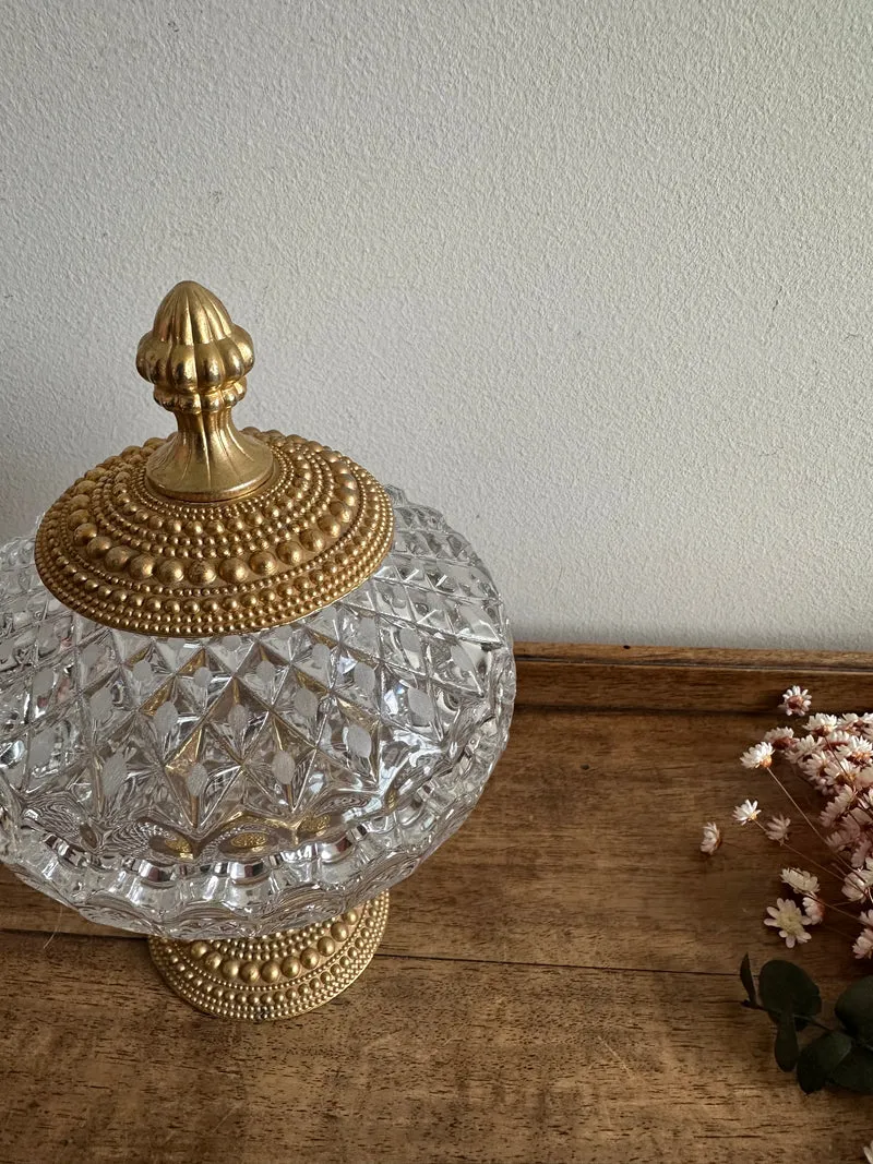 Bonbonnière en verre taillé sur pied cerclée de métal perlé doré