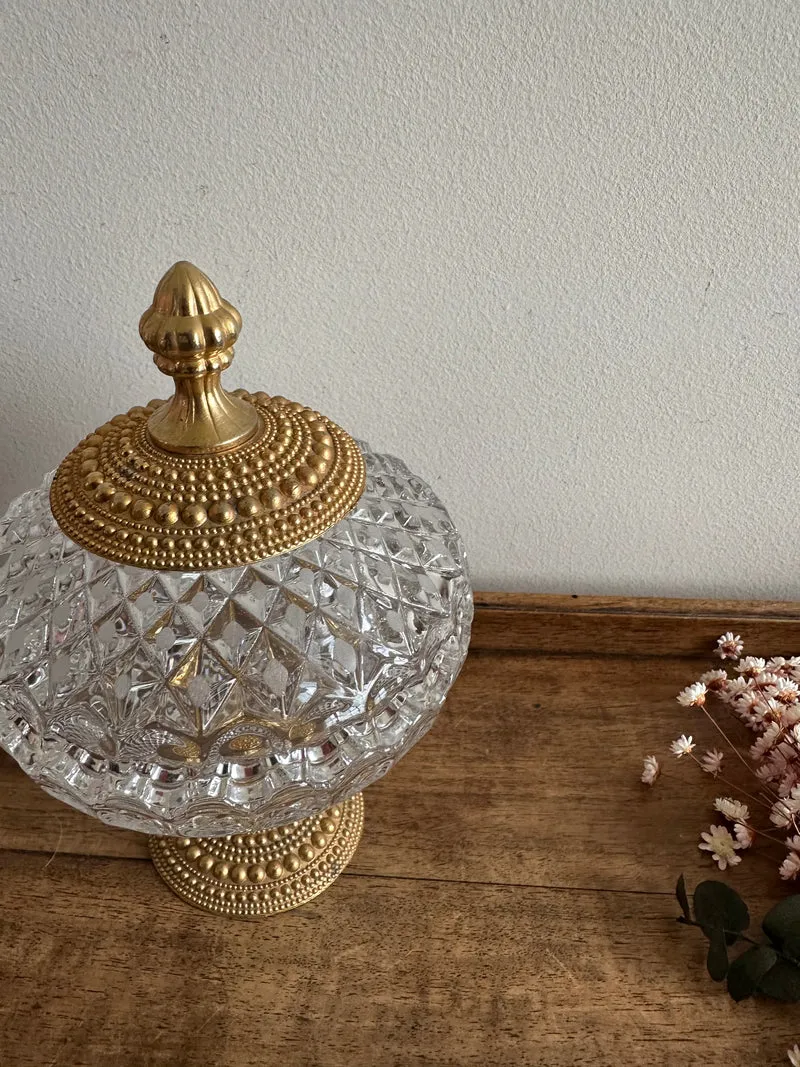 Bonbonnière en verre taillé sur pied cerclée de métal perlé doré