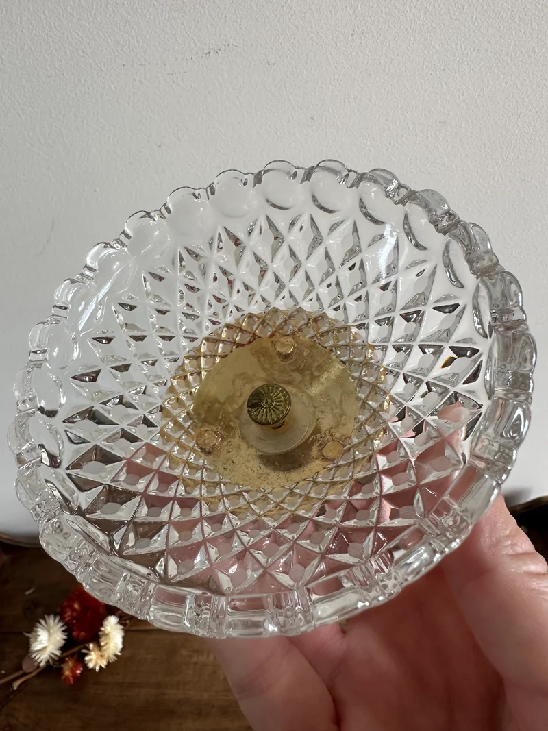 Bonbonnière en verre taillé sur pied cerclée de métal perlé doré