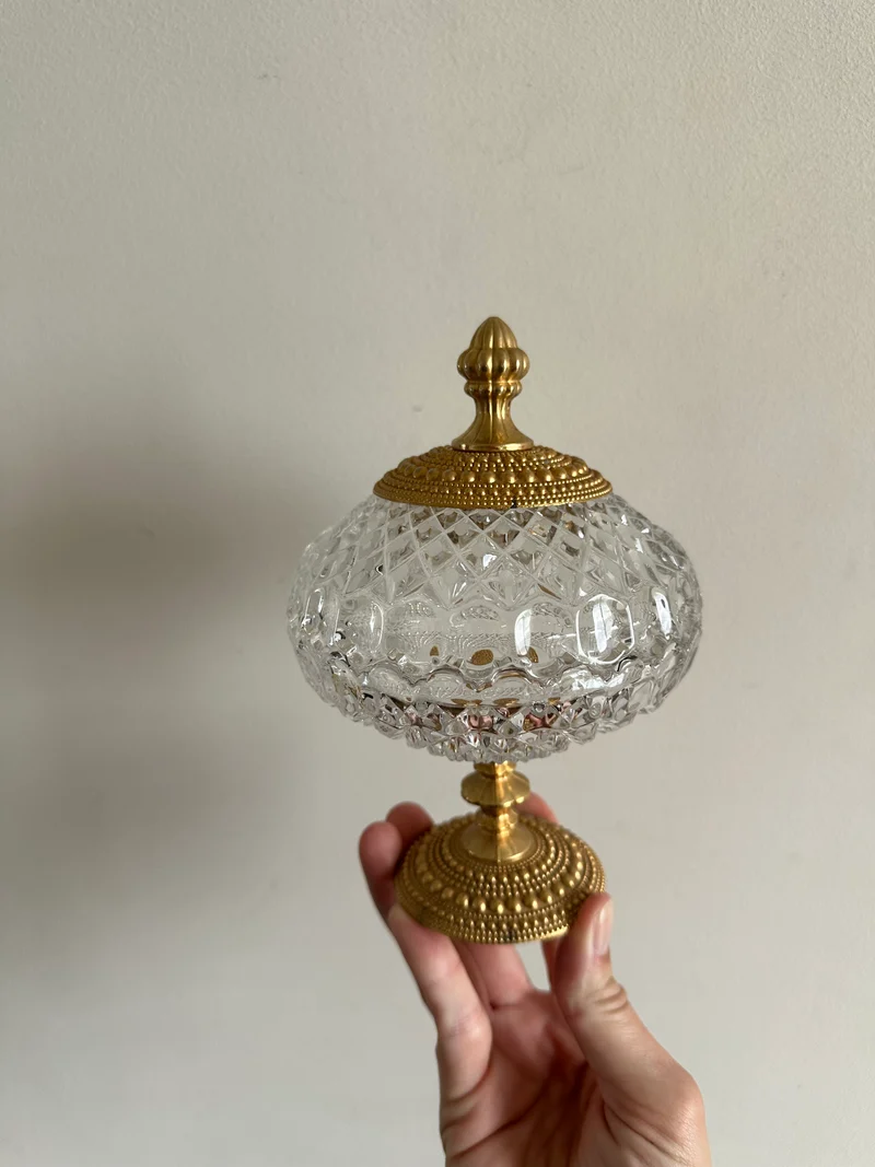 Bonbonnière en verre taillé sur pied cerclée de métal perlé doré