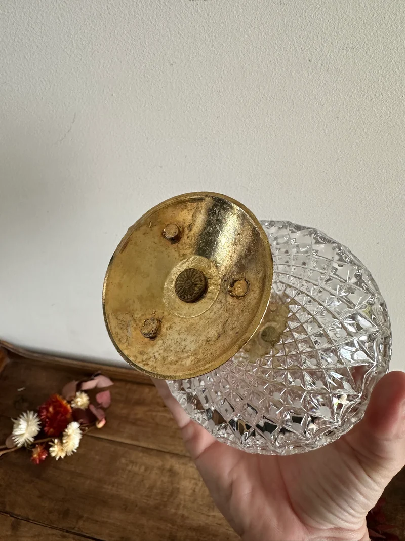 Bonbonnière en verre taillé sur pied cerclée de métal perlé doré
