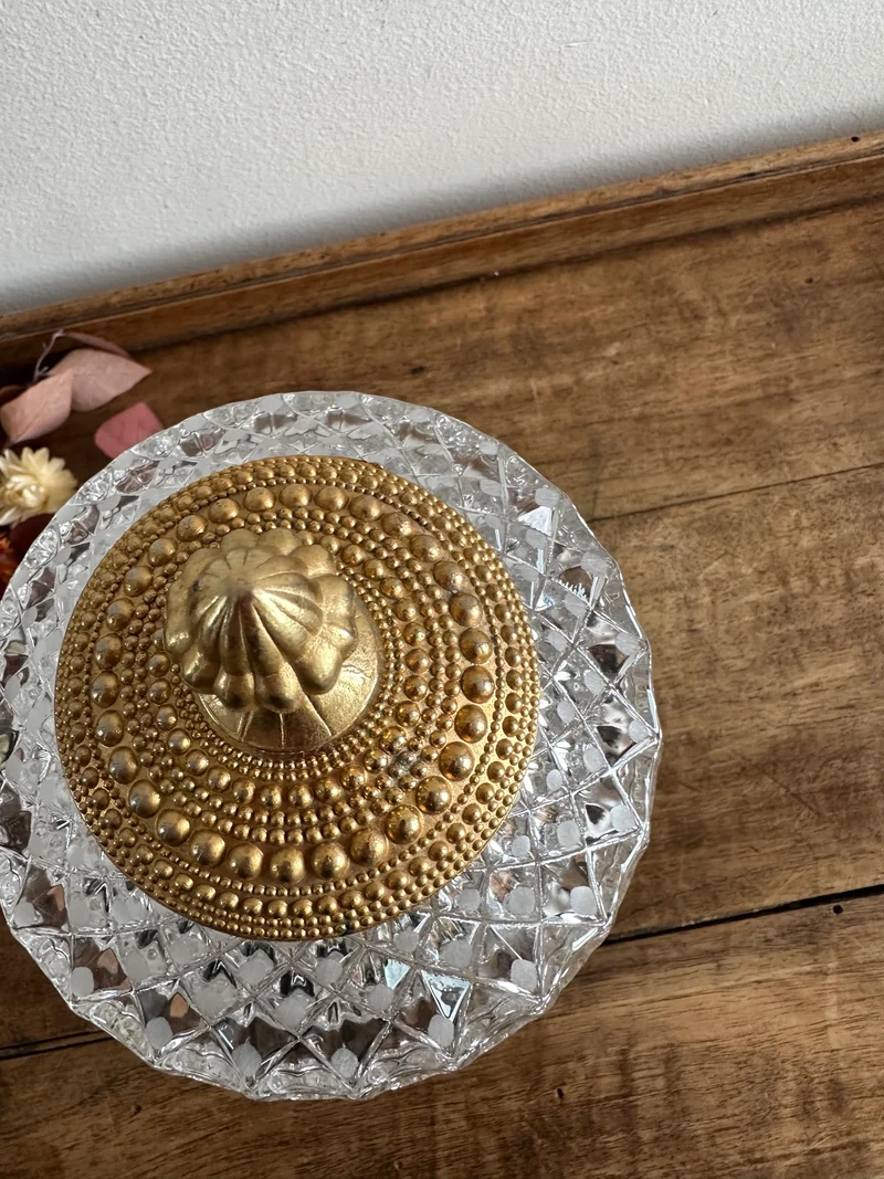 Bonbonnière en verre taillé sur pied cerclée de métal perlé doré