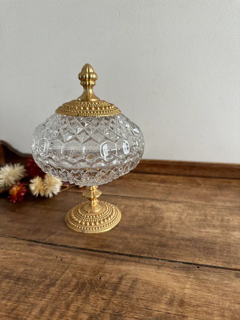 Bonbonnière en verre taillé sur pied cerclée de métal perlé doré