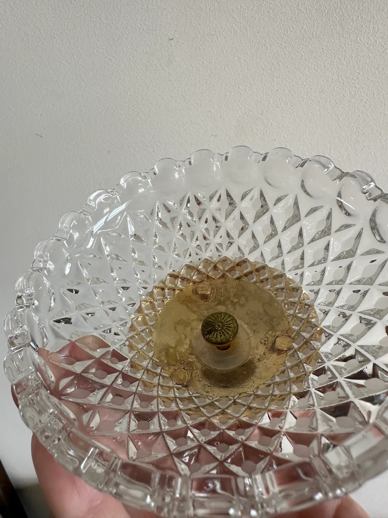 Bonbonnière en verre taillé sur pied cerclée de métal perlé doré