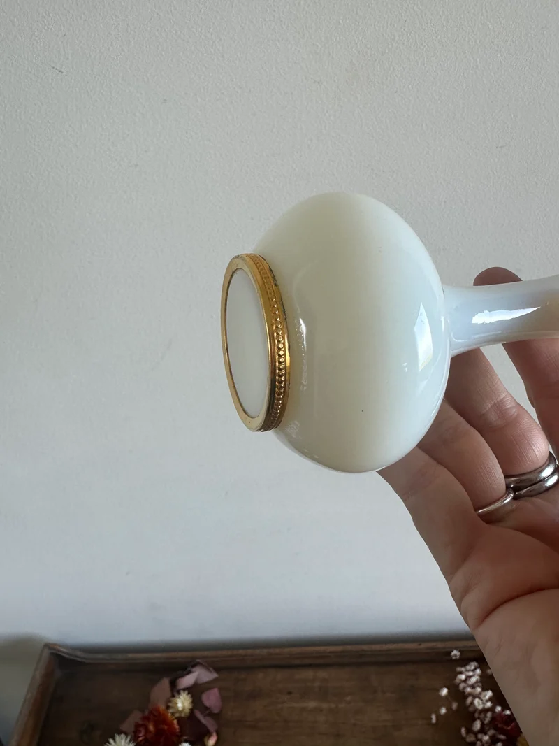 Vase en opaline blanche cerclé de laiton socle et ouverture
