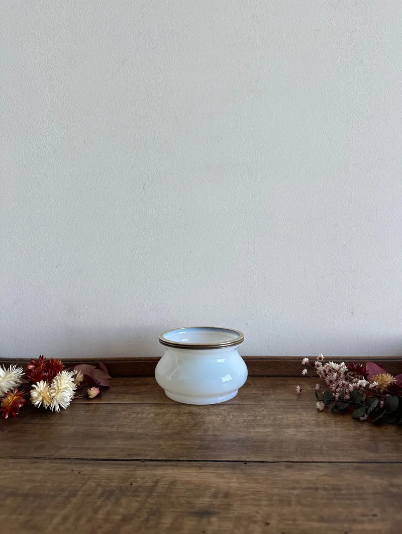 Pot vide-poche en opaline cerclé de laiton doré