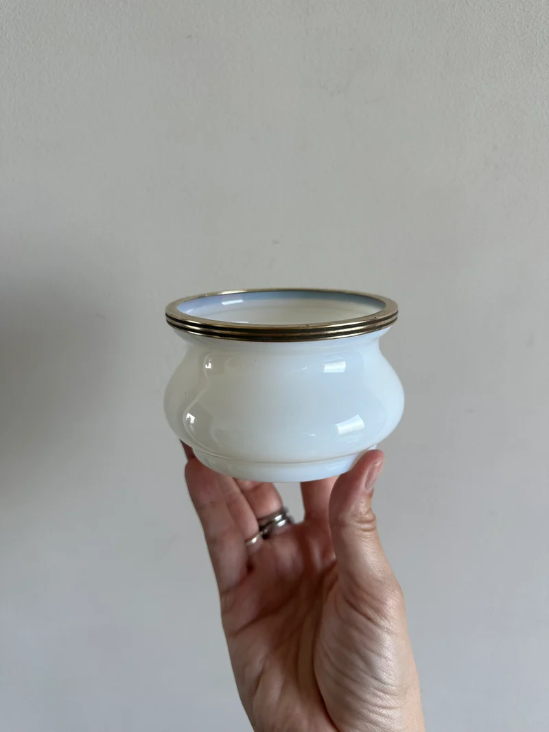 Pot vide-poche en opaline cerclé de laiton doré