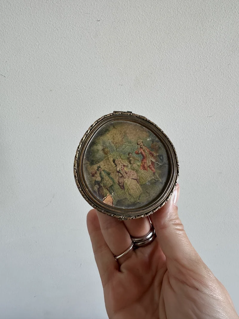 Bonbonnière en laiton travaillé 19ème, impressions scène d'époque