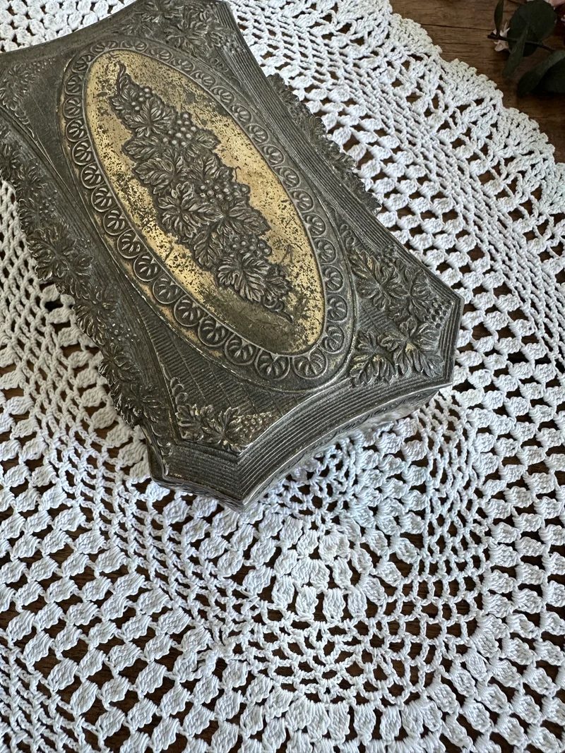 Boite à bijoux en métal argenté ornée de vignes sculptées