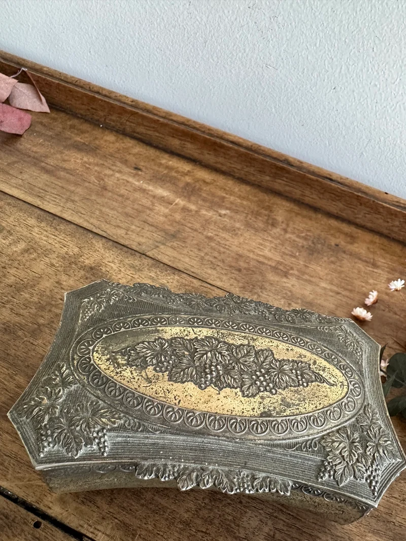 Boite à bijoux en métal argenté ornée de vignes sculptées
