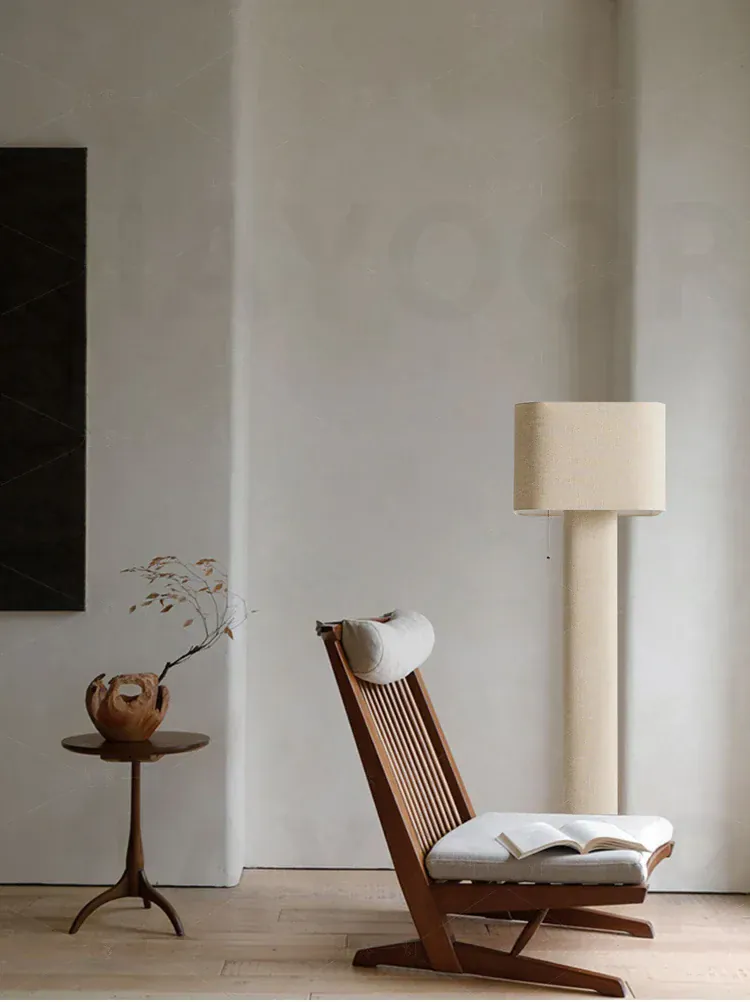 Lampadaire en tissu blanc crème