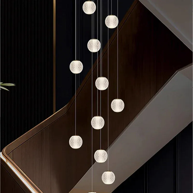 Suspensions design pour escalier de globes en verre