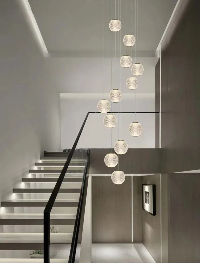 Suspensions design pour escalier de globes en verre