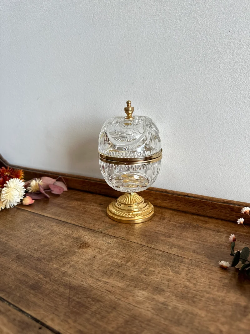 Bonbonnière en cristal sur pied en métal doré
