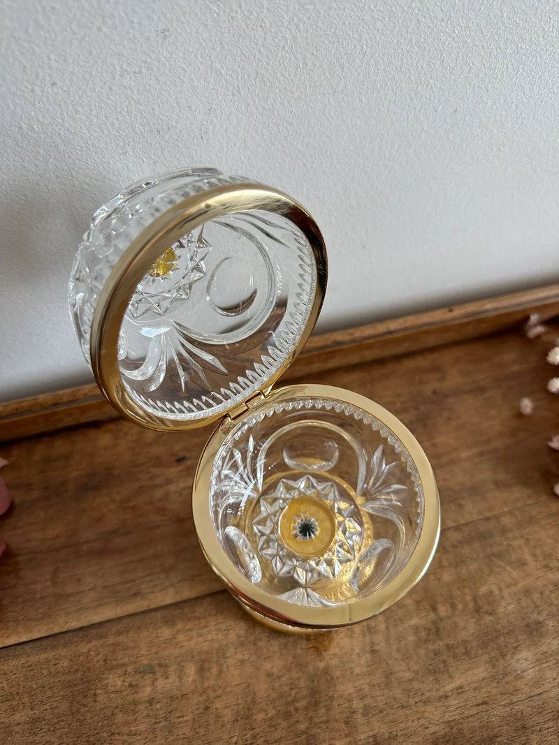 Bonbonnière en cristal sur pied en métal doré
