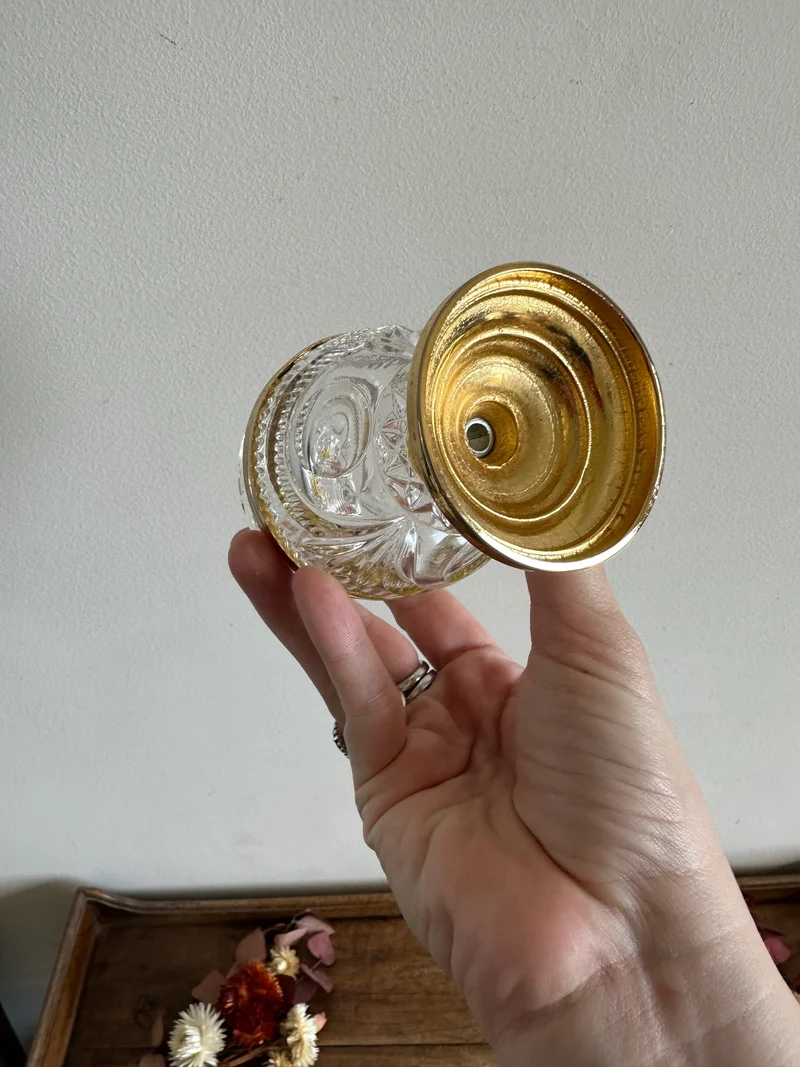Bonbonnière en cristal sur pied en métal doré