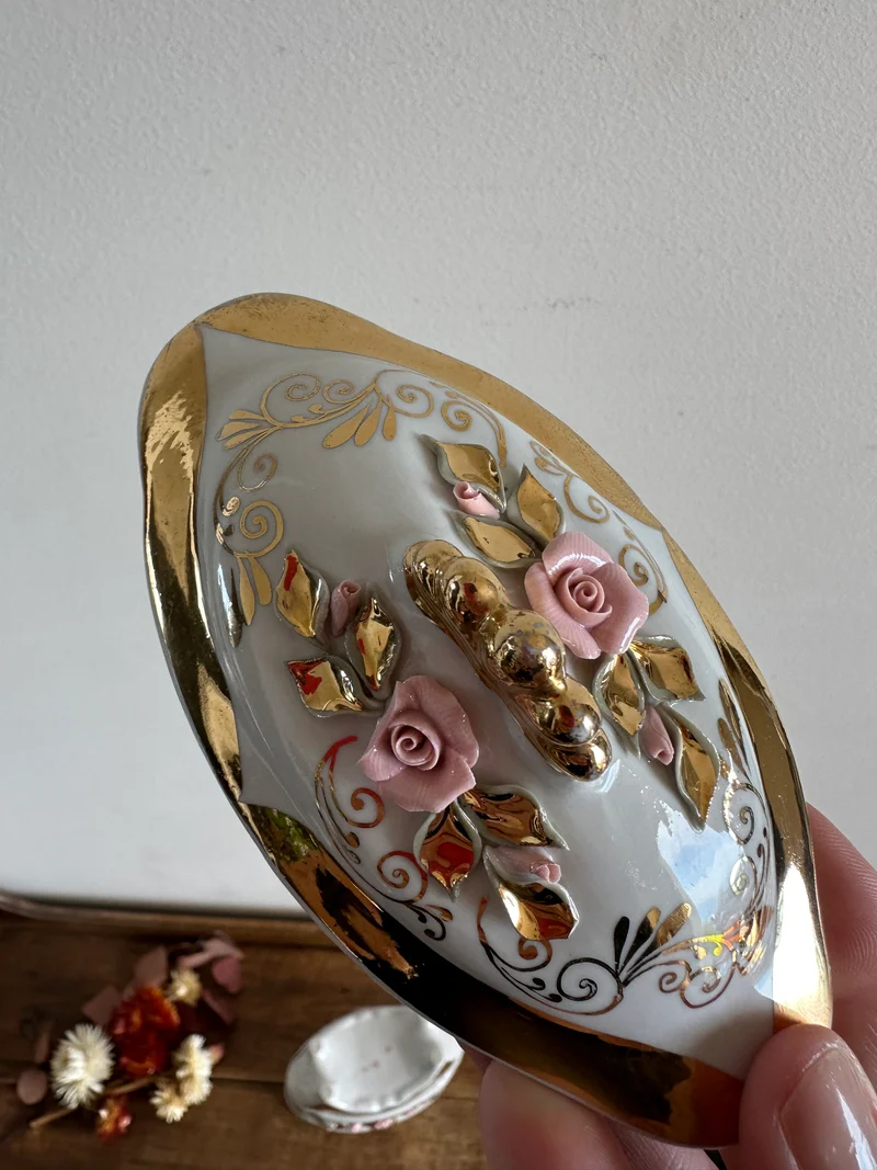 Bonbonnière en porcelaine ornée de roses sculptées