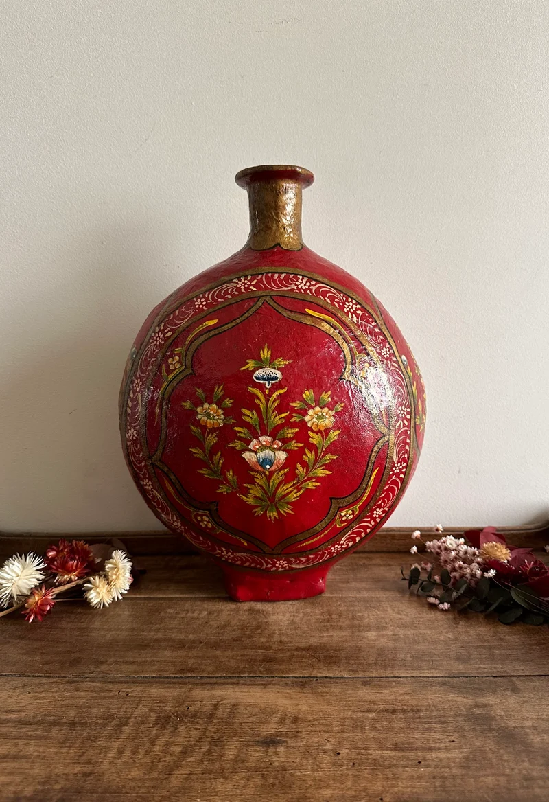 Vase en papier mâché et résine décorations florales fond rouge