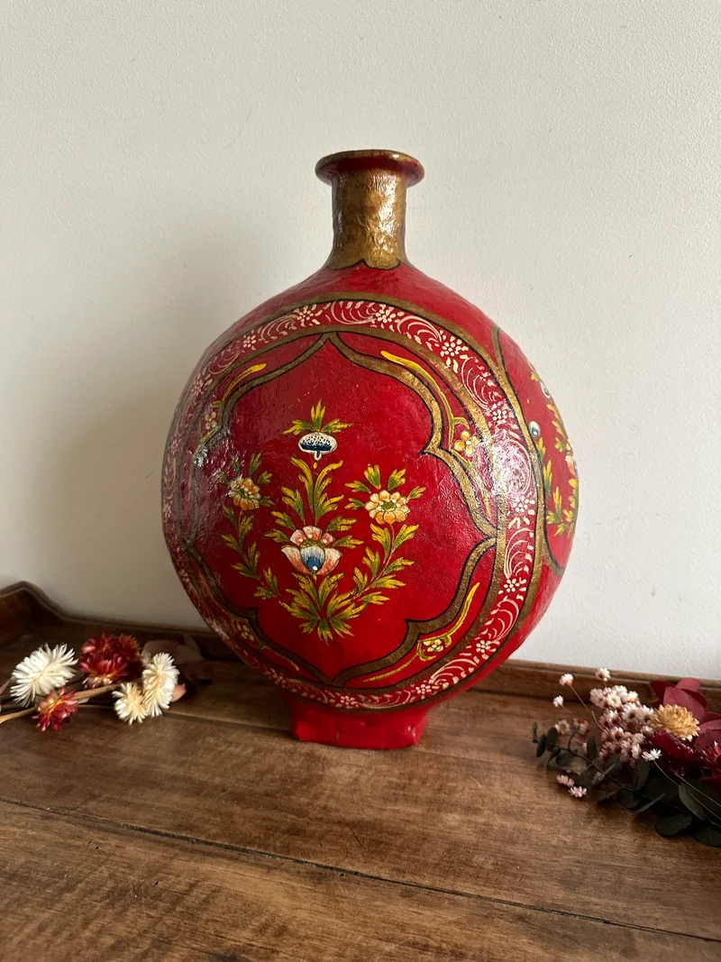 Vase en papier mâché et résine décorations florales fond rouge
