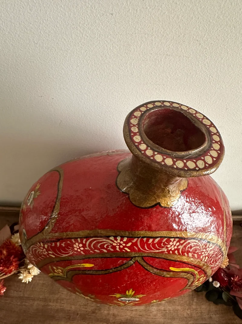 Vase en papier mâché et résine décorations florales fond rouge