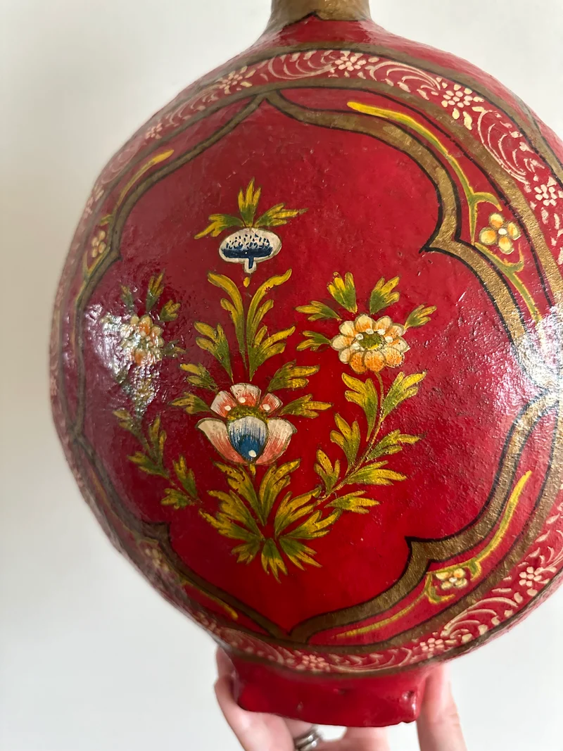Vase en papier mâché et résine décorations florales fond rouge