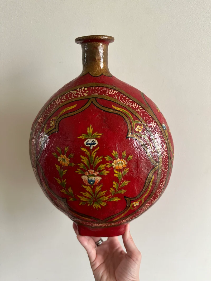 Vase en papier mâché et résine décorations florales fond rouge