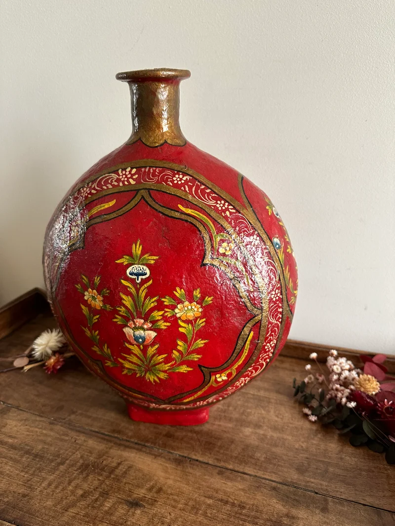 Vase en papier mâché et résine décorations florales fond rouge