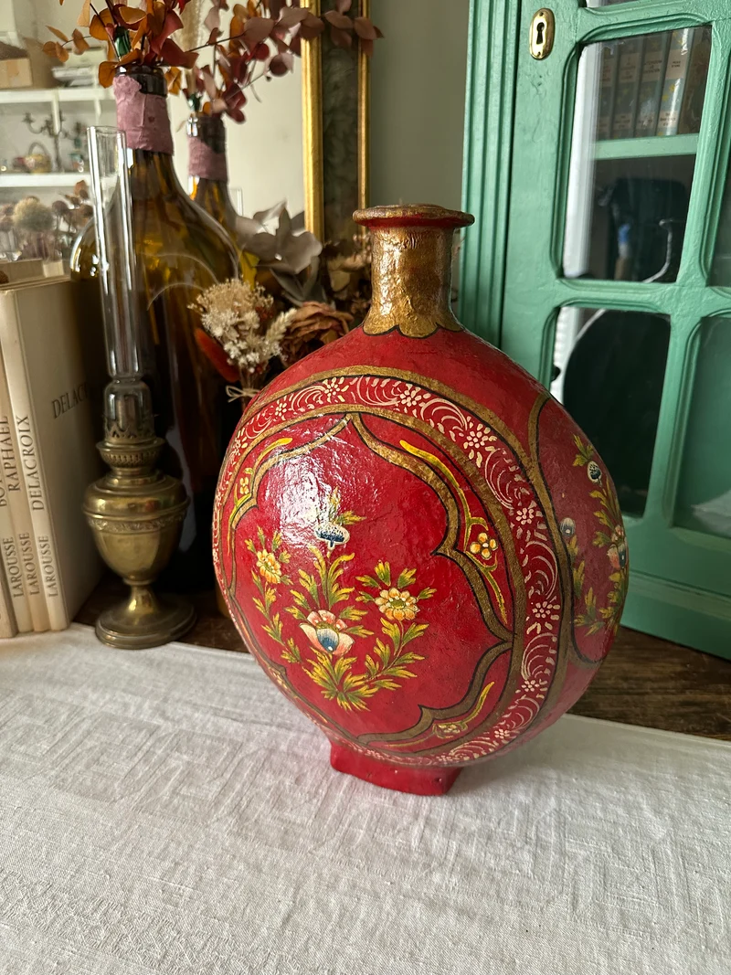 Vase en papier mâché et résine décorations florales fond rouge