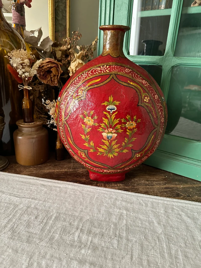 Vase en papier mâché et résine décorations florales fond rouge