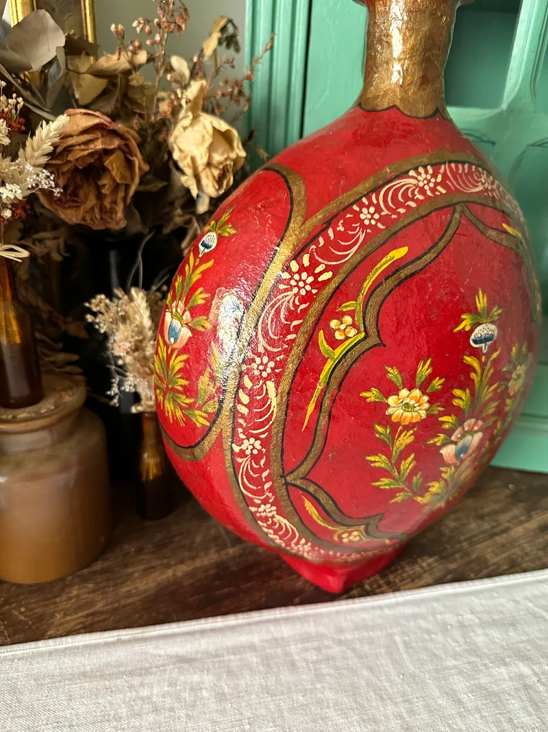 Vase en papier mâché et résine décorations florales fond rouge