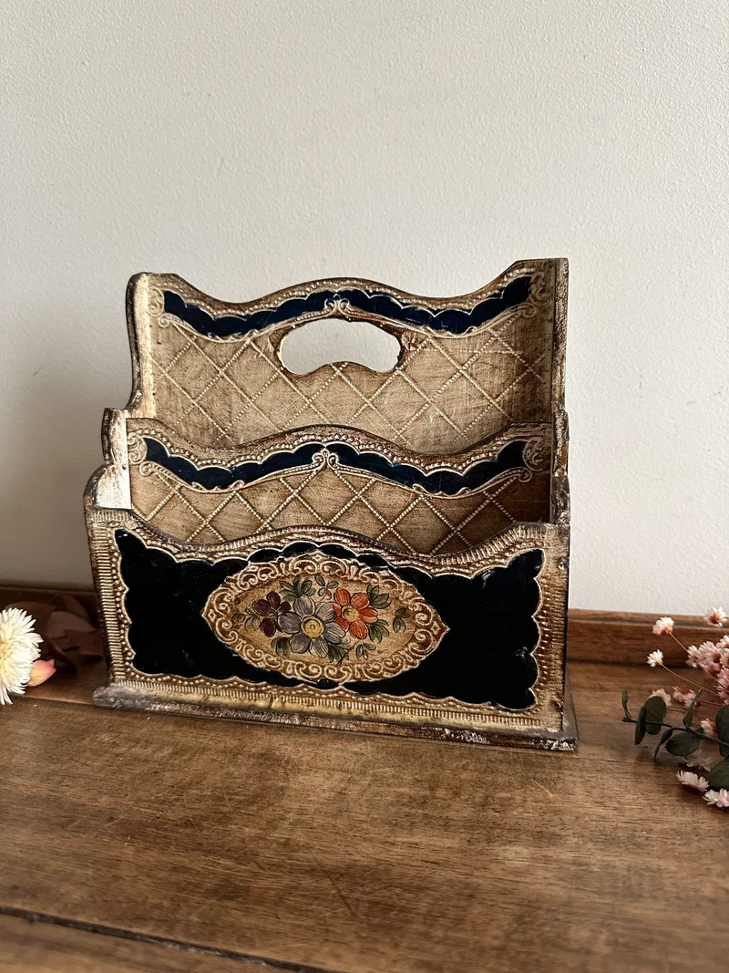 Porte-courrier en bois style florentin ton crème et bleu nuit