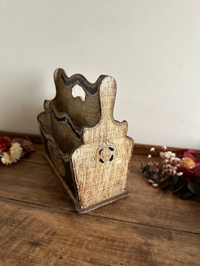 Porte-courrier en bois style florentin ton crème et bleu nuit