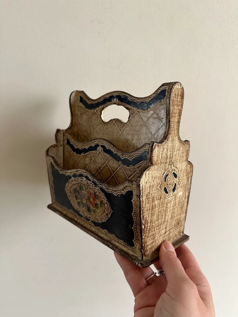 Porte-courrier en bois style florentin ton crème et bleu nuit