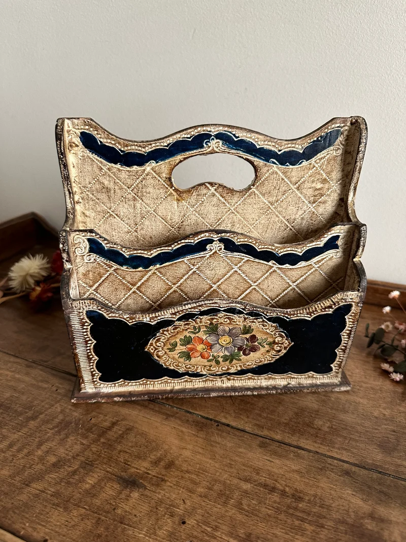 Porte-courrier en bois style florentin ton crème et bleu nuit