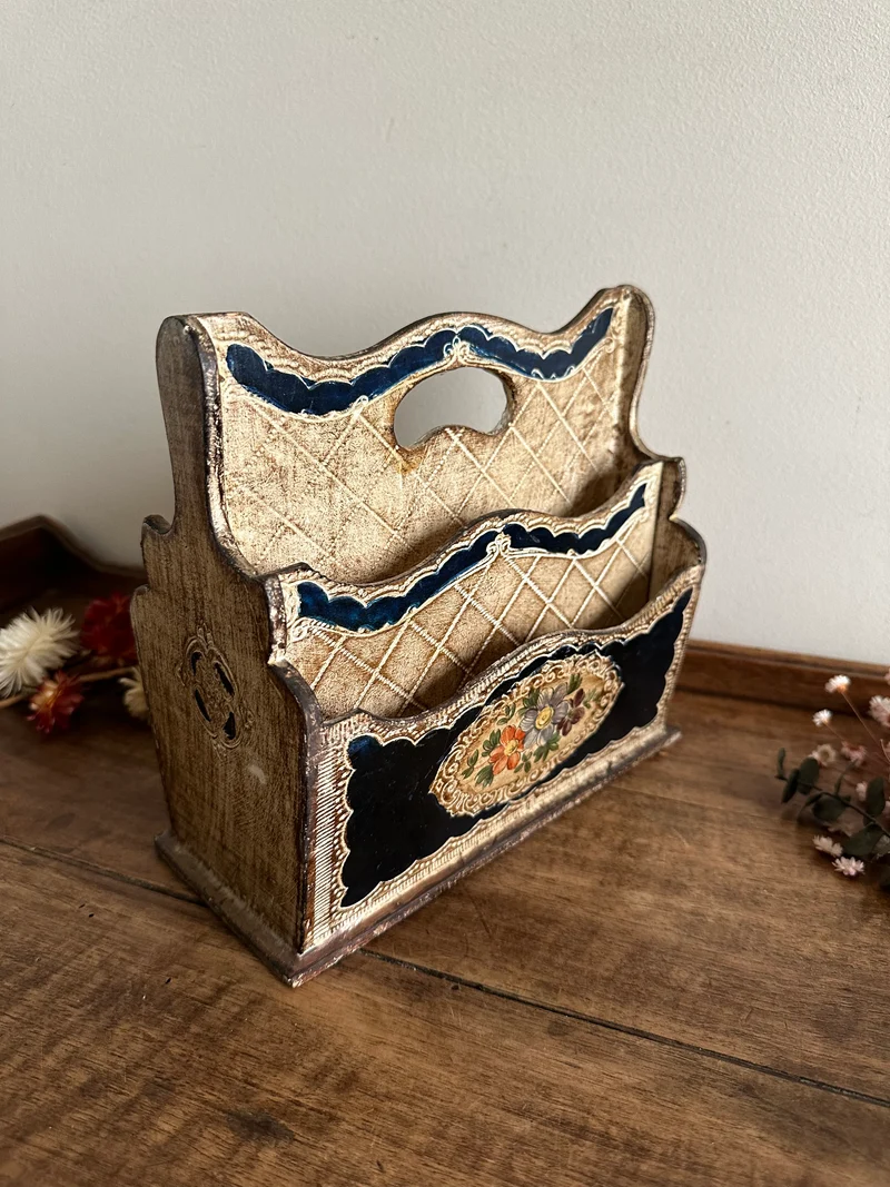 Porte-courrier en bois style florentin ton crème et bleu nuit