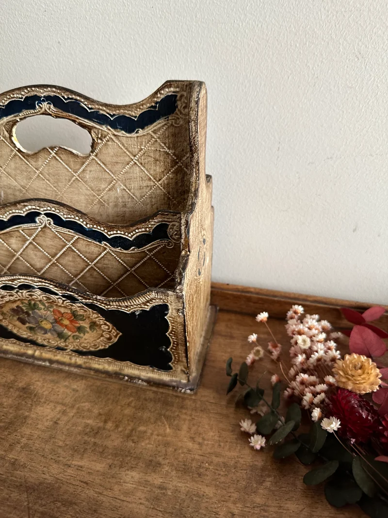 Porte-courrier en bois style florentin ton crème et bleu nuit