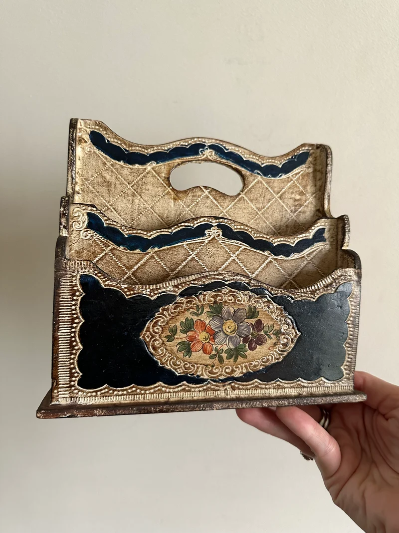 Porte-courrier en bois style florentin ton crème et bleu nuit