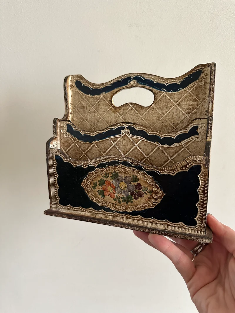 Porte-courrier en bois style florentin ton crème et bleu nuit