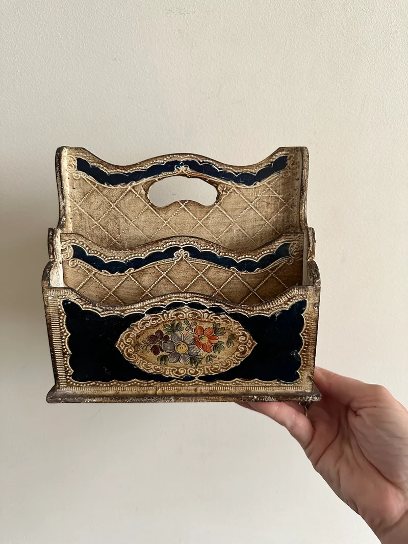 Porte-courrier en bois style florentin ton crème et bleu nuit
